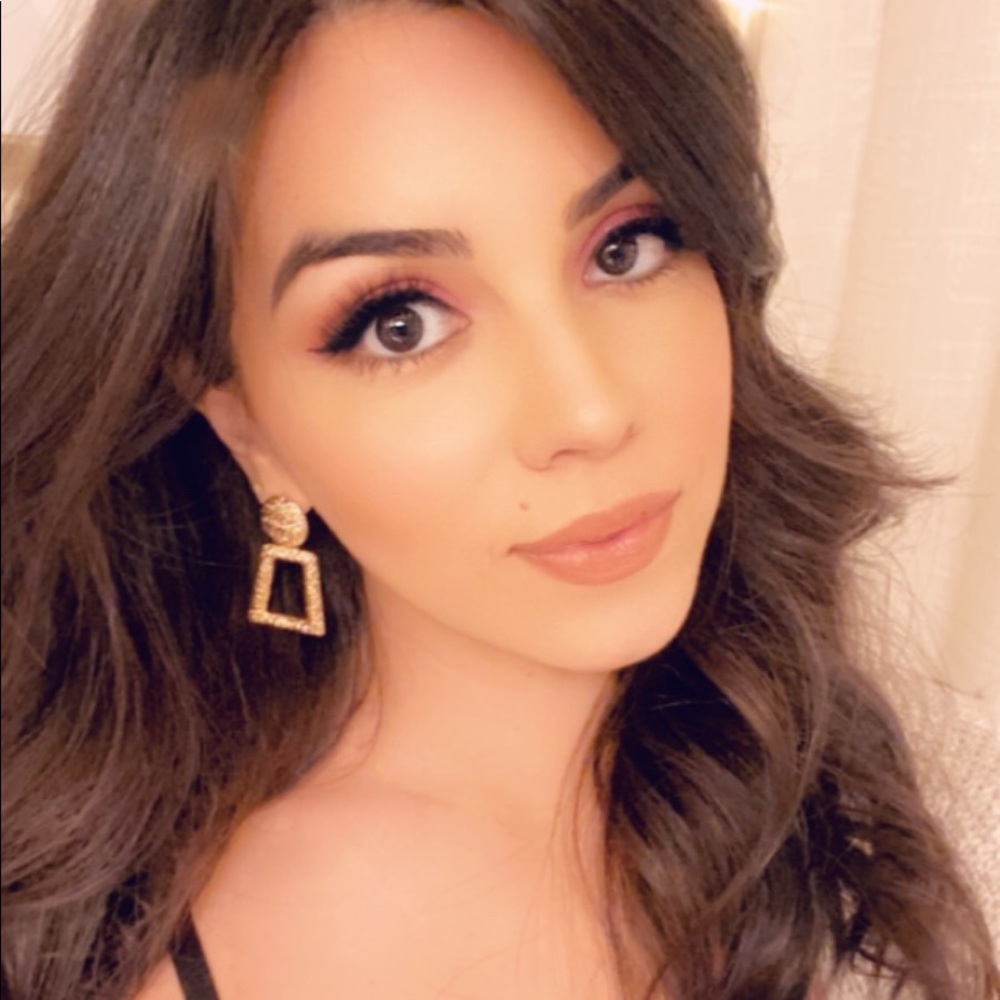 Meet your Posher, Elizabeth